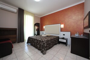 Standard-dobbeltværelse - balkon - søudsigt | Pengeskab på værelset, skrivebord, gratis Wi-Fi, sengetøj