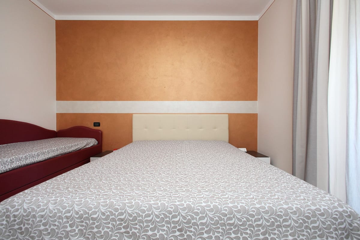 Coffres-forts dans les chambres, bureau, Wi-Fi gratuit, draps fournis