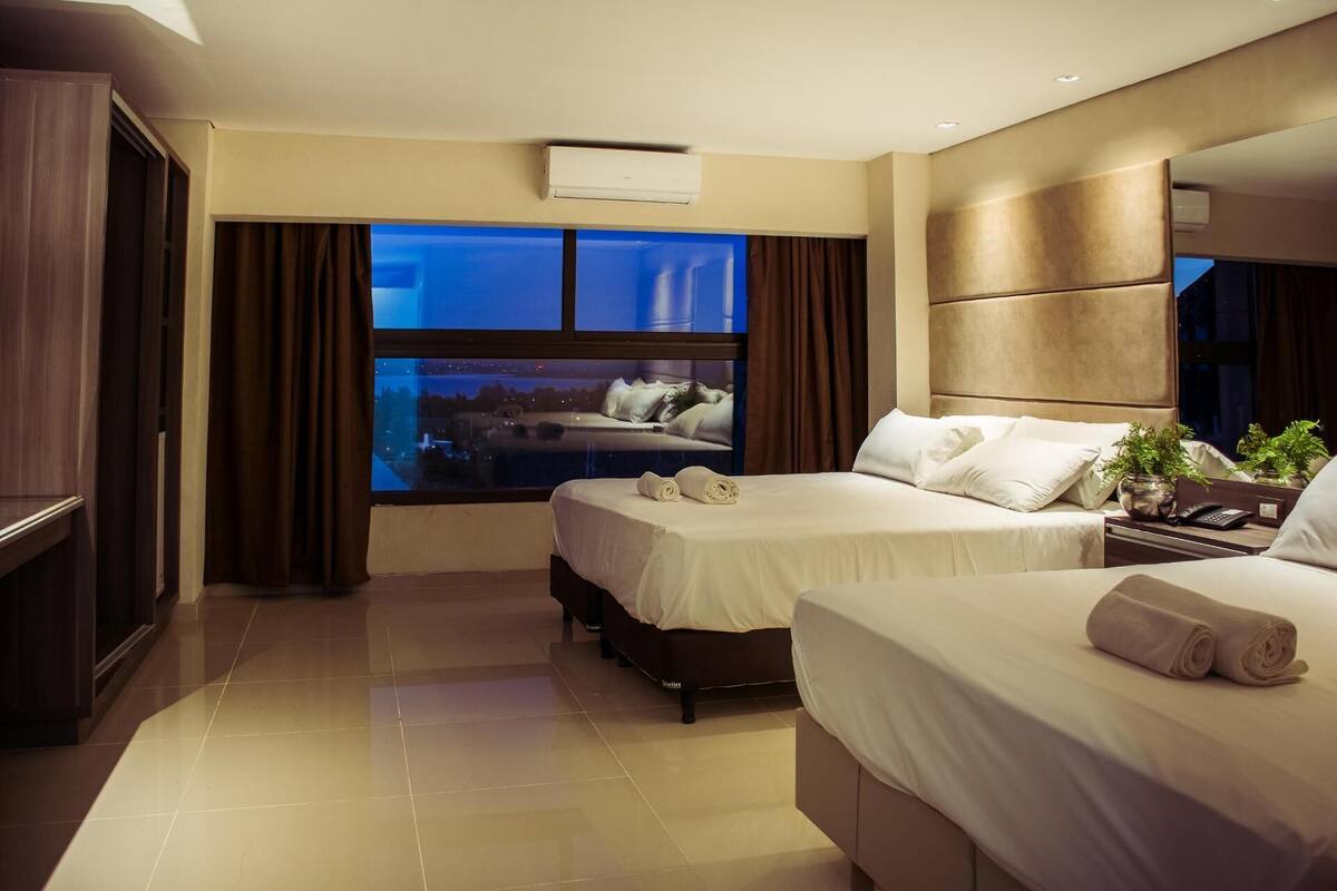Ropa de cama de alta calidad, cubrecamas y minibar