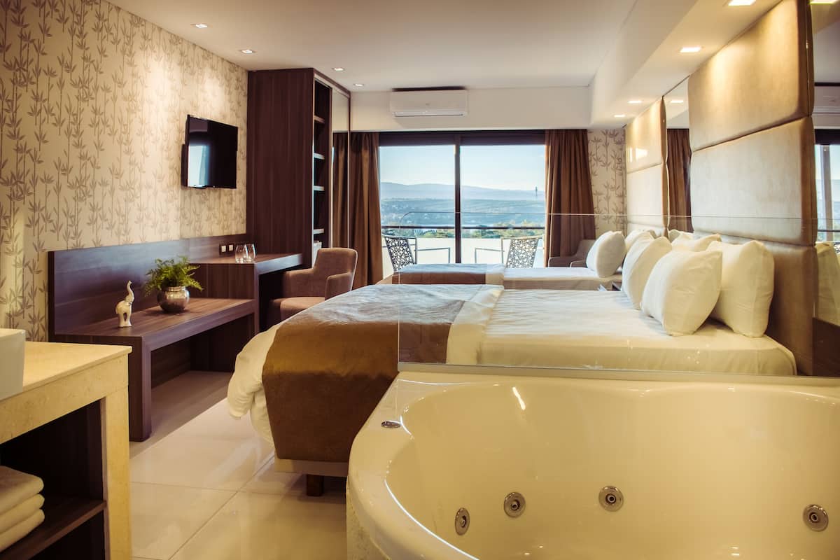 suite superior con jacuzzi | premium bedding, down duvets, minibar, in-room safe