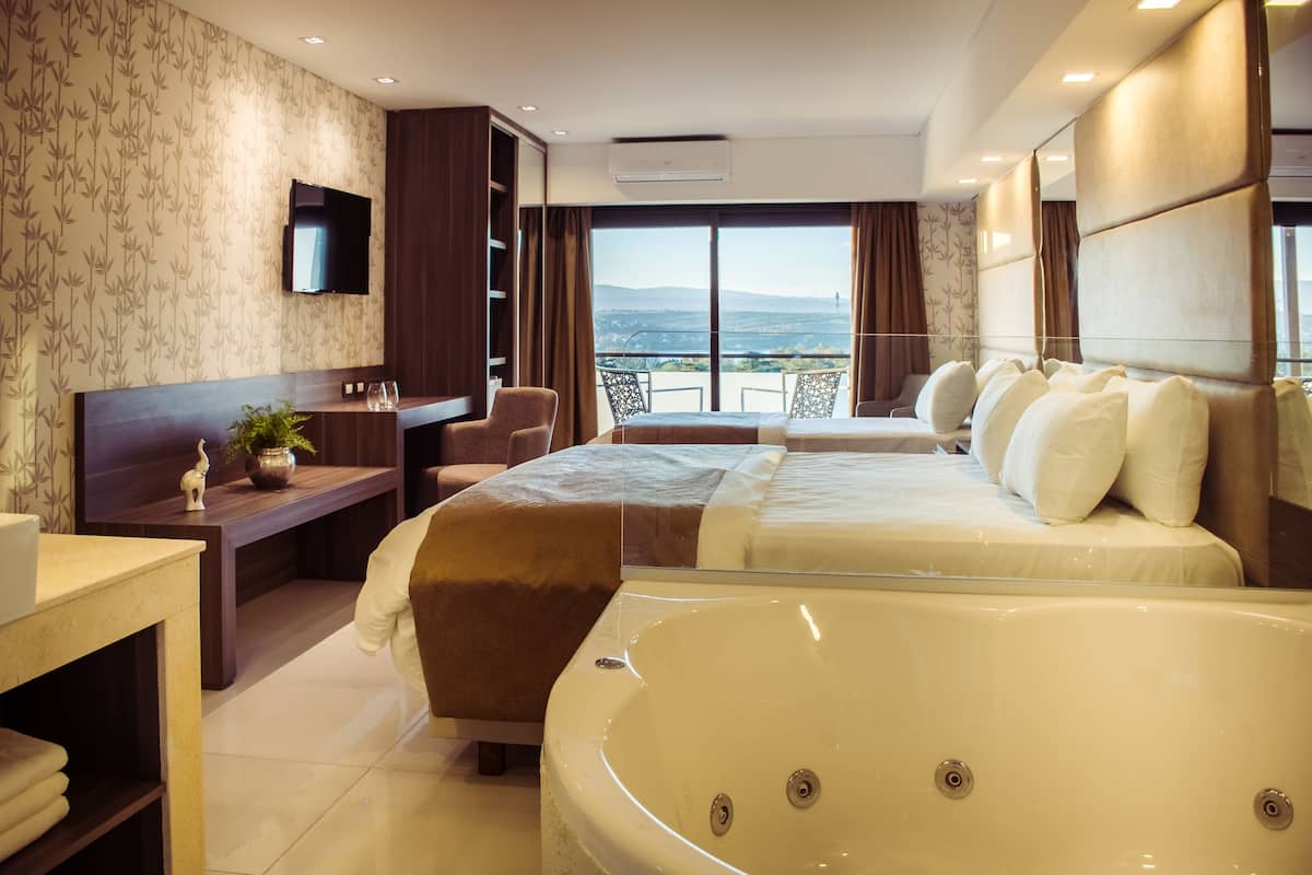Ropa de cama de alta calidad, cubrecamas y minibar