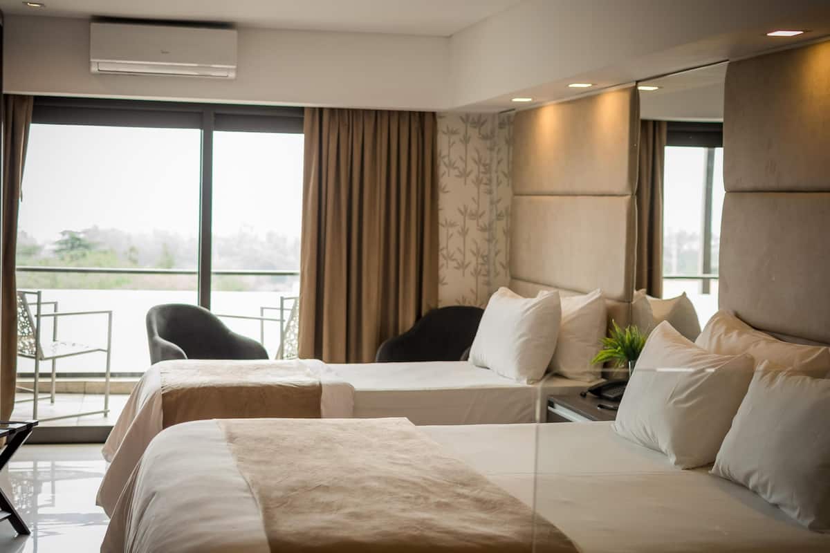 Ropa de cama de alta calidad, cubrecamas y minibar