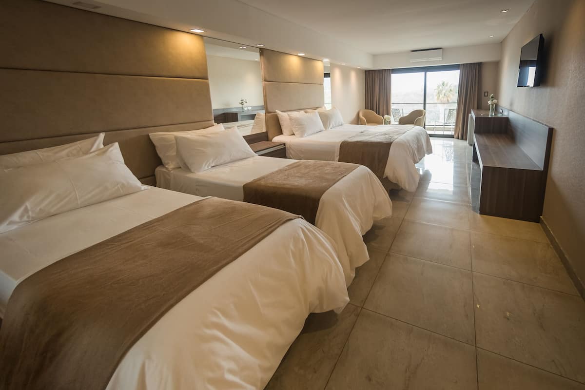 Ropa de cama de alta calidad, cubrecamas y minibar