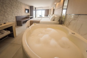 Suite Superior con Jacuzzi | Premium bedding, down duvets, minibar, in-room safe - Eleton Resort & SPA (Villa Carlos Paz)
