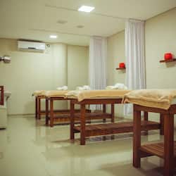 Un sauna, una bañera de hidromasaje, baño turco, tratamientos corporales