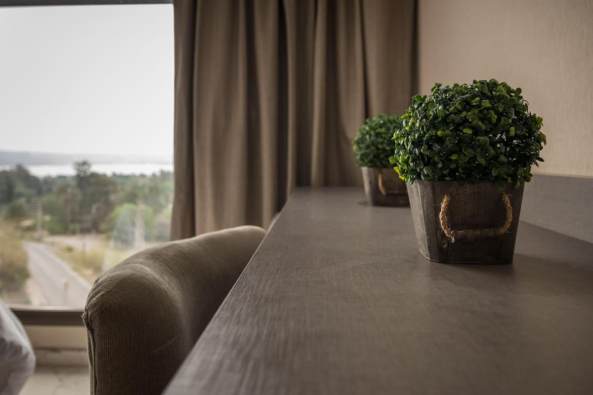 Ropa de cama de alta calidad, cubrecamas y minibar