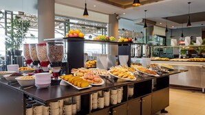 Un bufé con diversos alimentos y bebidas.