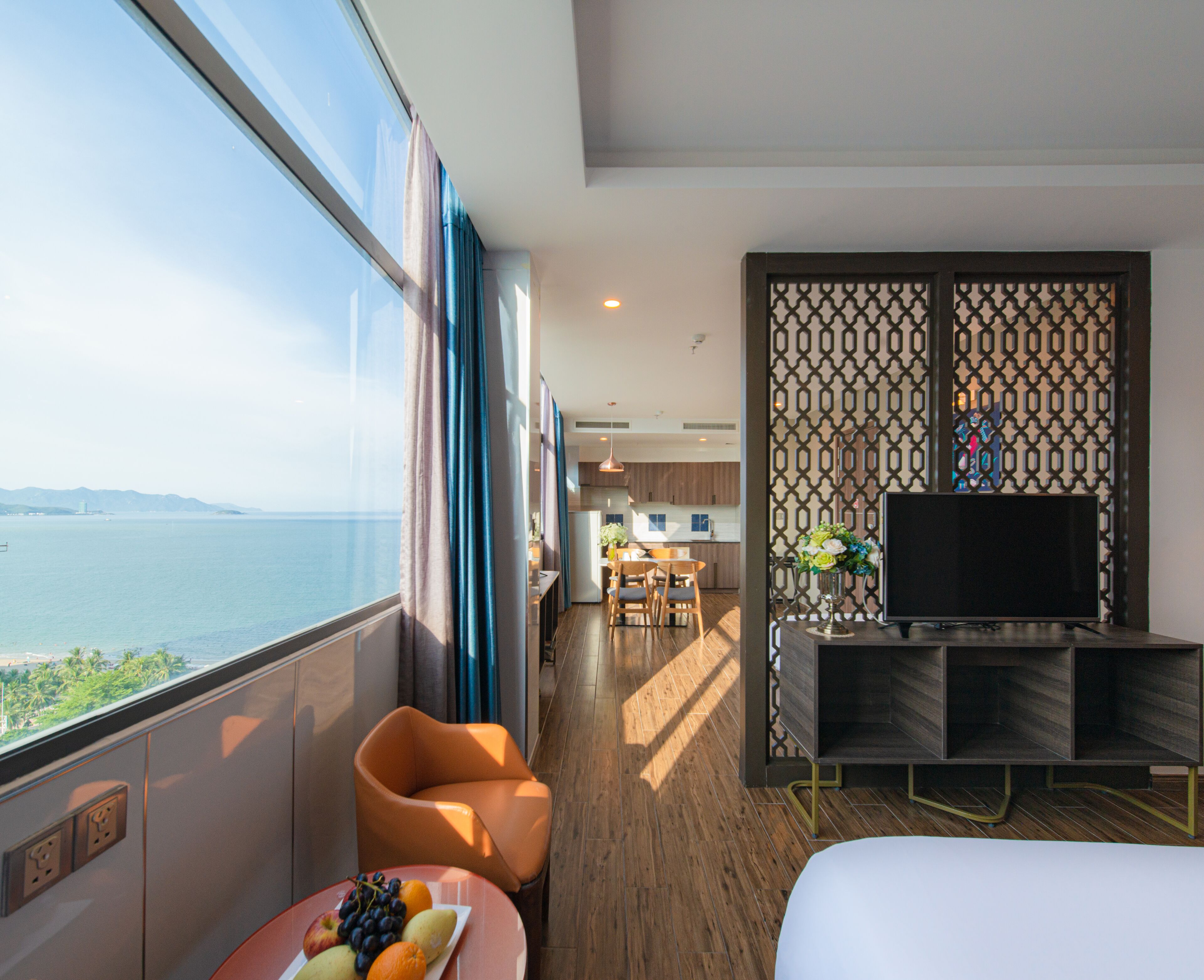 Studio Familial, vue mer | Mini-bar avec articles gratuits, coffres-forts dans les chambres, bureau