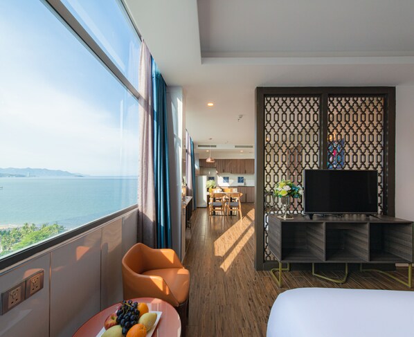 家庭开间, 海景 | 免费迷你吧物品、客房内保险箱、办公桌、遮光窗帘