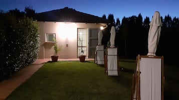Comfort-Studio, Gartenblick | Daunenbettdecken, laptopgeeigneter Arbeitsplatz, Bügeleisen/Bügelbrett