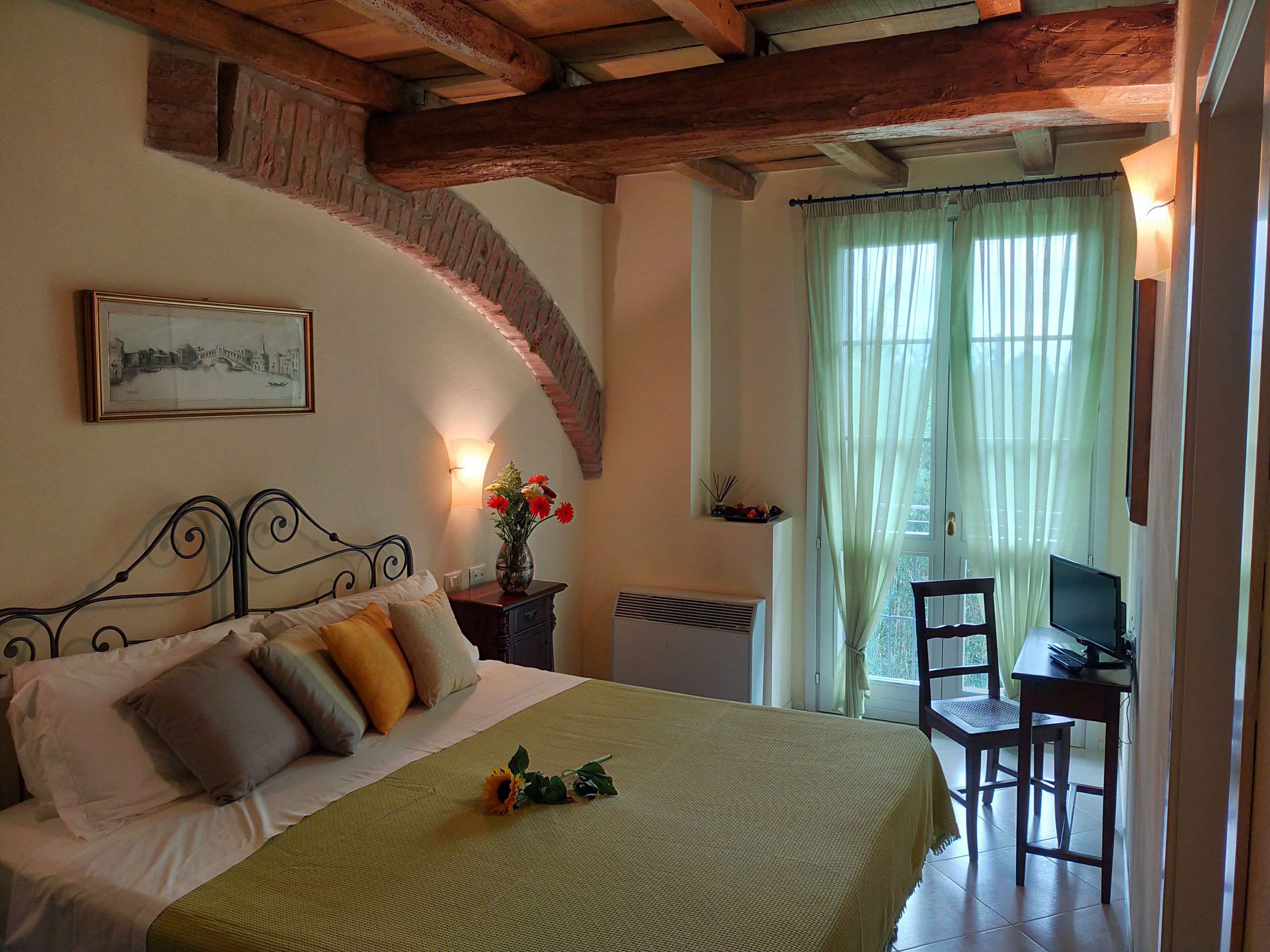 スーペリア ダブルルーム | 羽毛の掛け布団、ノートパソコン用作業スペース、アイロン / アイロン台、WiFi (無料)