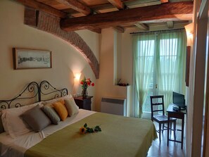 Cubrecamas y espacio para trabajar con laptop 