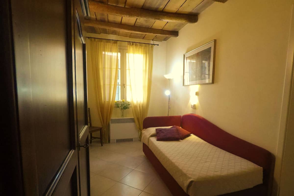 Classic Single Room | Down comforters, laptop workspace, iron/ironing board, free WiFi