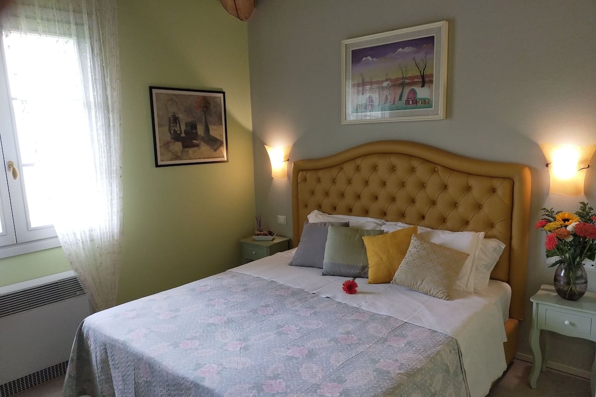 Classic Room | Down comforters, laptop workspace, iron/ironing board, free WiFi