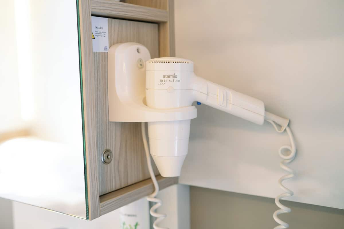 shower, free toiletries, hair dryer, towels