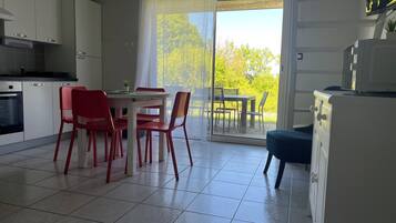 TV a schermo piatto, tavolo da ping pong