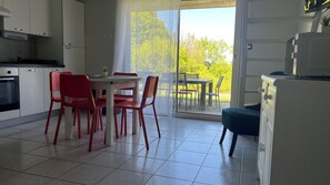 Flat-screen TV, table tennis