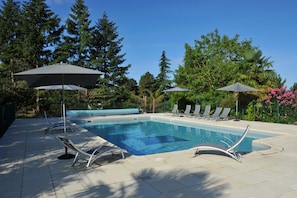 Piscine extérieure (ouverte en saison), parasols de plage
