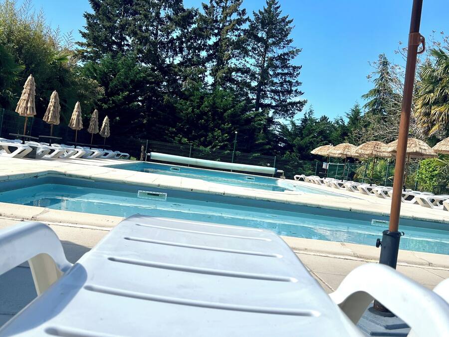 Una piscina al aire libre de temporada (de 10:00 a 21:00), tumbonas