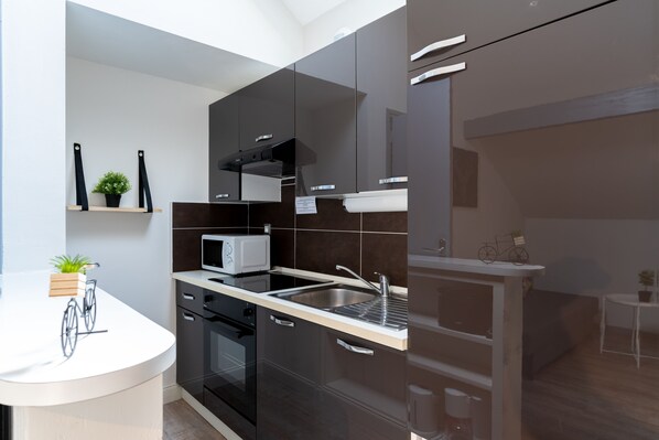 Apartment, 2 Bedrooms | Private kitchen | Fridge, microwave, stovetop, coffee/tea maker - Residence Croma (La Roche-Posay)