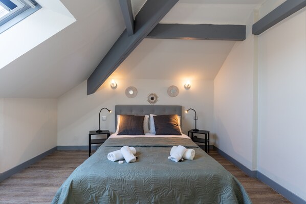 Apartment, 2 Bedrooms | 2 bedrooms, soundproofing, iron/ironing board, free WiFi