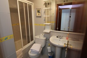 Lägenhet Comfort - 4 sovrum - utsikt mot staden | Badrum | Djupt badkar, gratis toalettartiklar, hårtork och bidé
