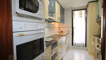 Refrigerador con congelador, microondas, horno y parrilla de estufa