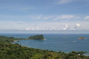A coastal landscape with a large body of water, several small islands, and dense green foliage. - Villas Nicolás - Adults Only (Quepos)