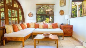 Large Suite with Balcony and Sea View | セーフティボックス (室内)、WiFi (無料)、客室ごとに異なる装飾、ベッドシーツ