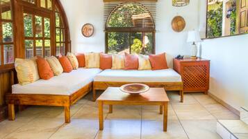 Large Suite with Balcony and Sea View | خزنة داخل الغرفة وبديكورات فريدة لكل غرفة وواي فاي مجانًا وملاءات أسرّة