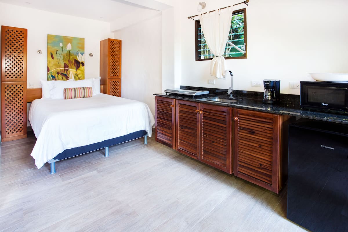 Double Room with jungle view with Balcony | Cocina básica privada | Cafetera o tetera