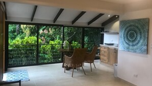 Double Room with jungle view without Balcony  | セーフティボックス (室内)、WiFi (無料)、客室ごとに異なる装飾、ベッドシーツ