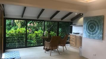 Double Room with jungle view without Balcony | خزنة داخل الغرفة وبديكورات فريدة لكل غرفة وواي فاي مجانًا وملاءات أسرّة