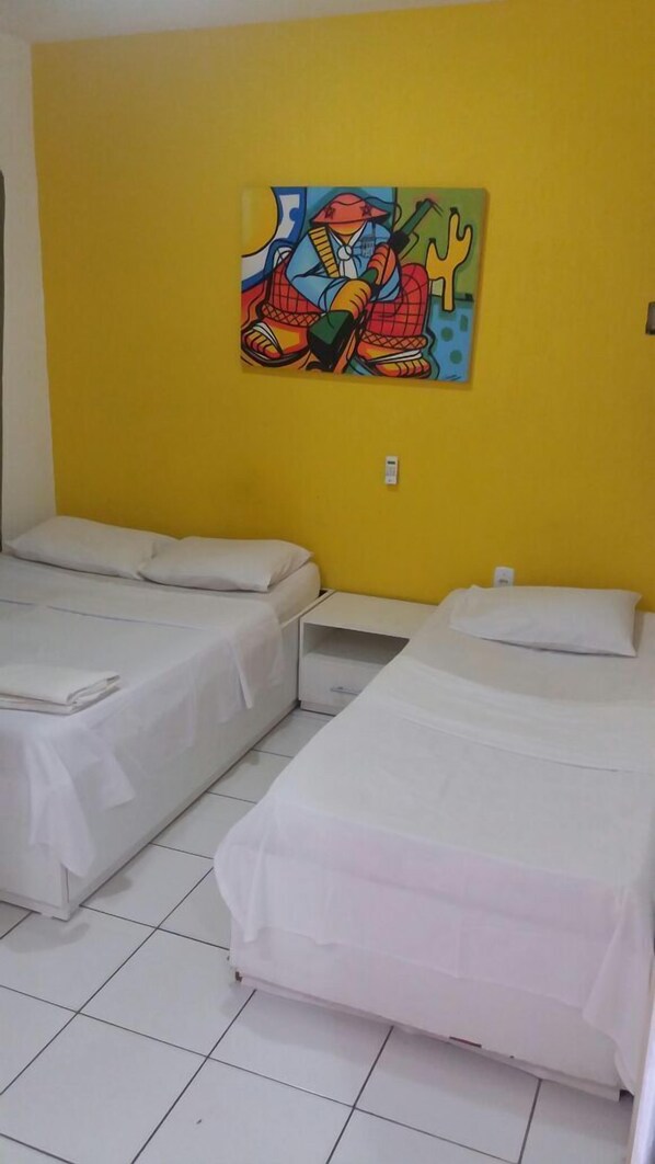 Single Room | Blackout curtains, iron/ironing board, bed sheets - Planet Apartamentos (Fortaleza)
