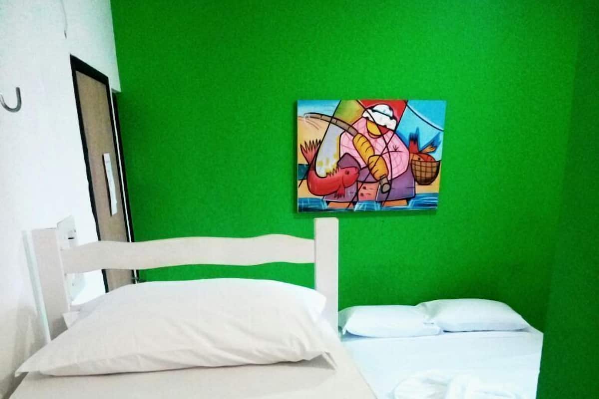 Cortinas blackout, tabla de planchar con plancha y ropa de cama 