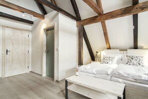 Dobbelt- eller tomannsrom – deluxe | Minibar, safe på rommet, skrivebord og wi-fi (inkludert)