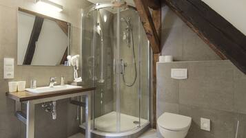 Deluxe Double or Twin Room | Bathroom | Shower, free toiletries, hair dryer, towels
