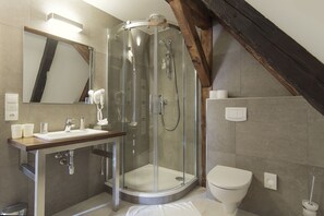 Deluxe Double or Twin Room | Bathroom | Shower, free toiletries, hair dryer, towels - Largo (Cesky Krumlov)