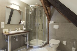 Quarto casal ou duplo luxo | Banheiro | Chuveiro, produtos de toalete grátis, secador de cabelo