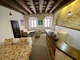 迷你吧、客房内保险箱、办公桌、免费 WiFi