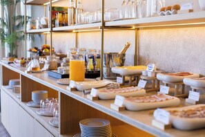 Café da manhã com buffet todos os dias mediante uma taxa