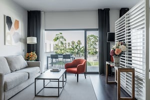 Estudio Deluxe | Sala de estar | Televisión de pantalla plana de 30 pulgadas con canales por cable