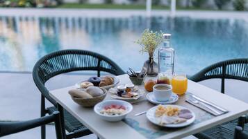 Dagelijks ontbijtbuffet (EUR 13.50 per persoon)