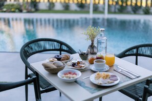 Daily buffet breakfast (EUR 13.50 per person)