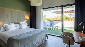 Premium Suite | Premium bedding, down duvets, memory-foam beds, minibar