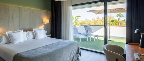 Premium Suite | Premium bedding, down duvets, memory-foam beds, minibar