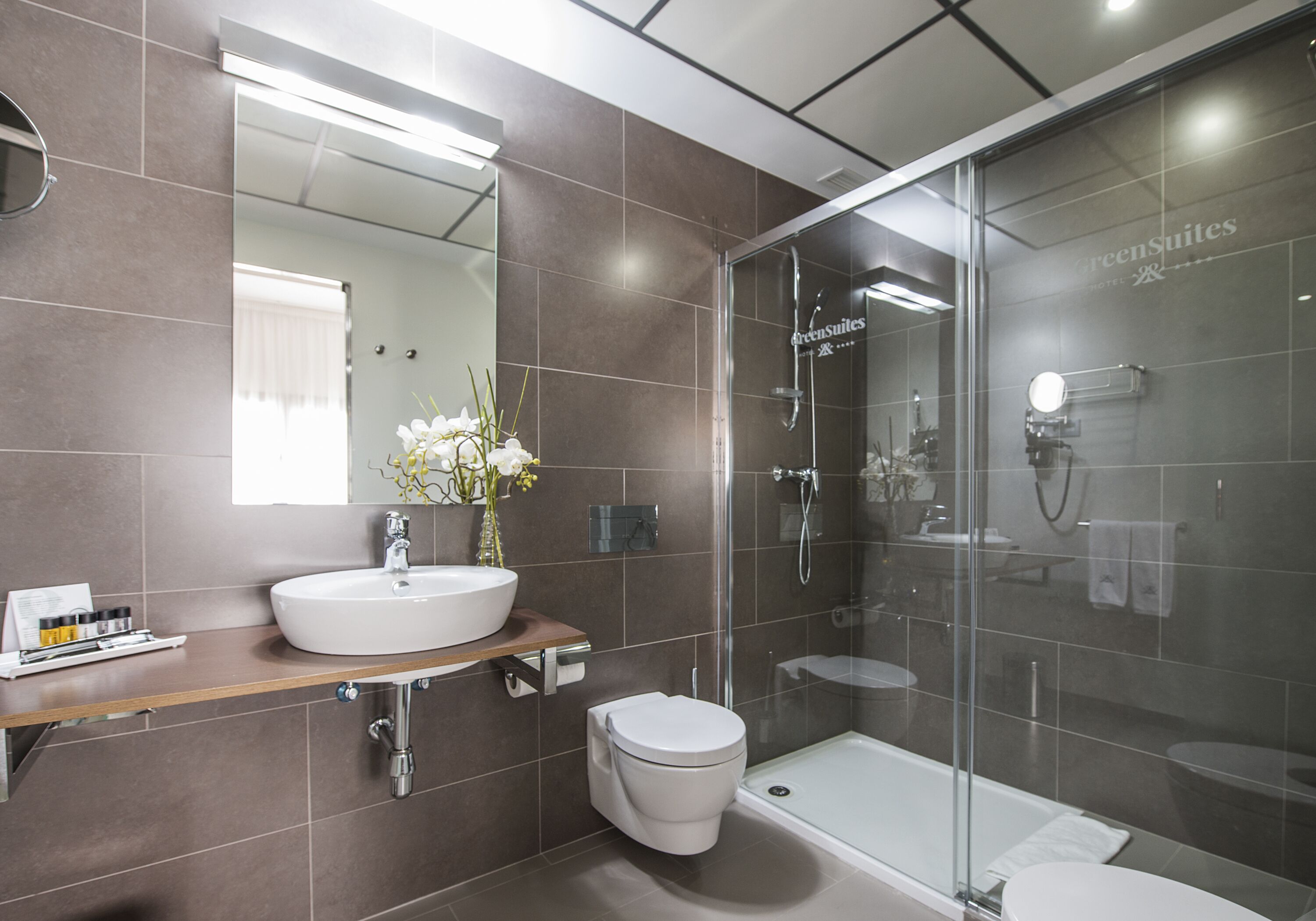 deluxe studio | bathroom | shower, free toiletries, hair dryer, bidet