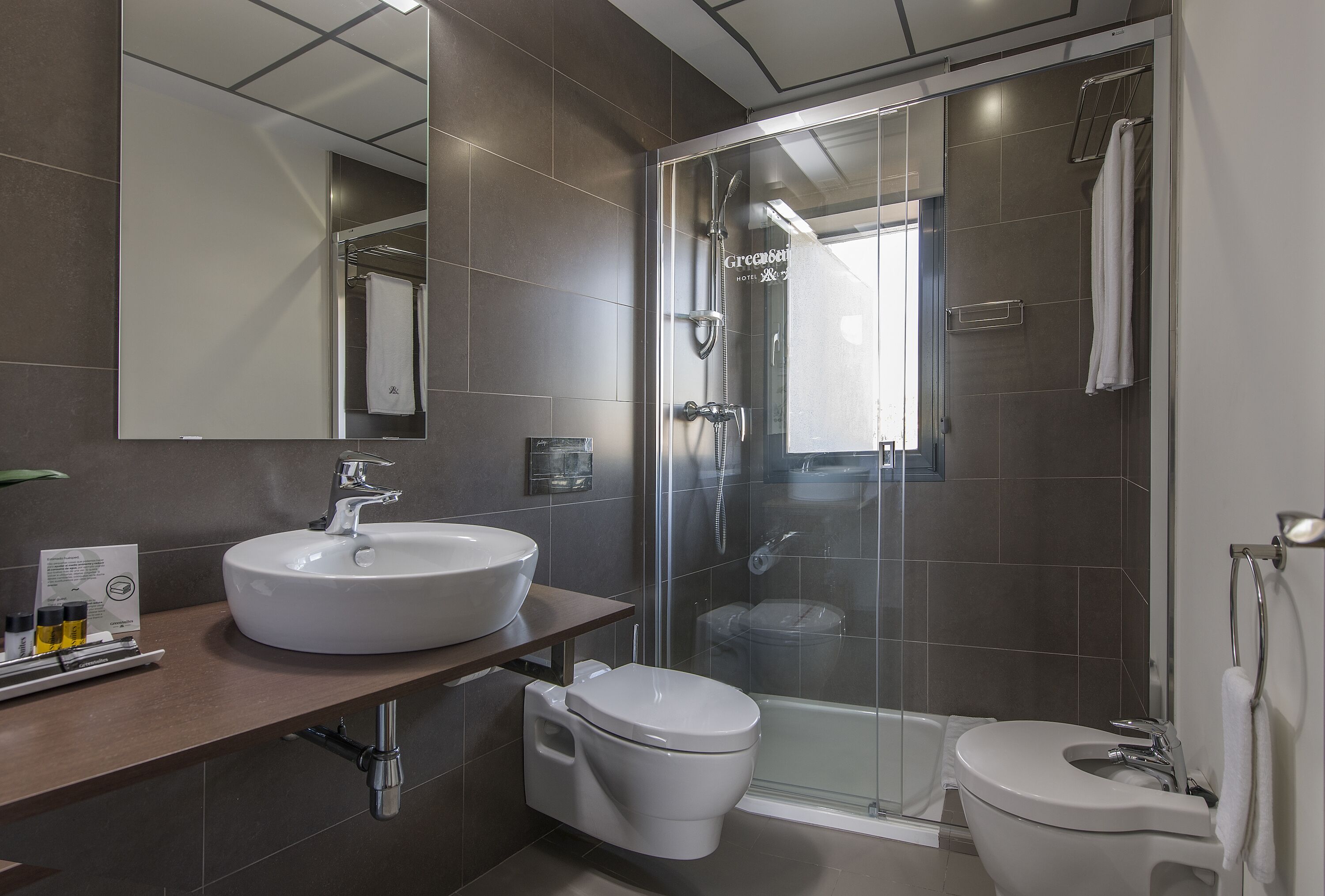 premium suite | bathroom | shower, free toiletries, hair dryer, bidet