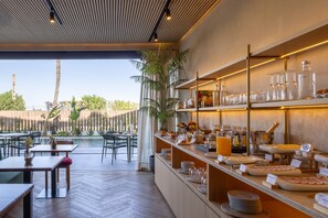 Desayuno buffet (EUR 13.50 por persona) 