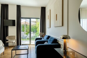 Deluxe Room | Living area | Books - Sevilla Green Suites (Alcala de Guadaira)